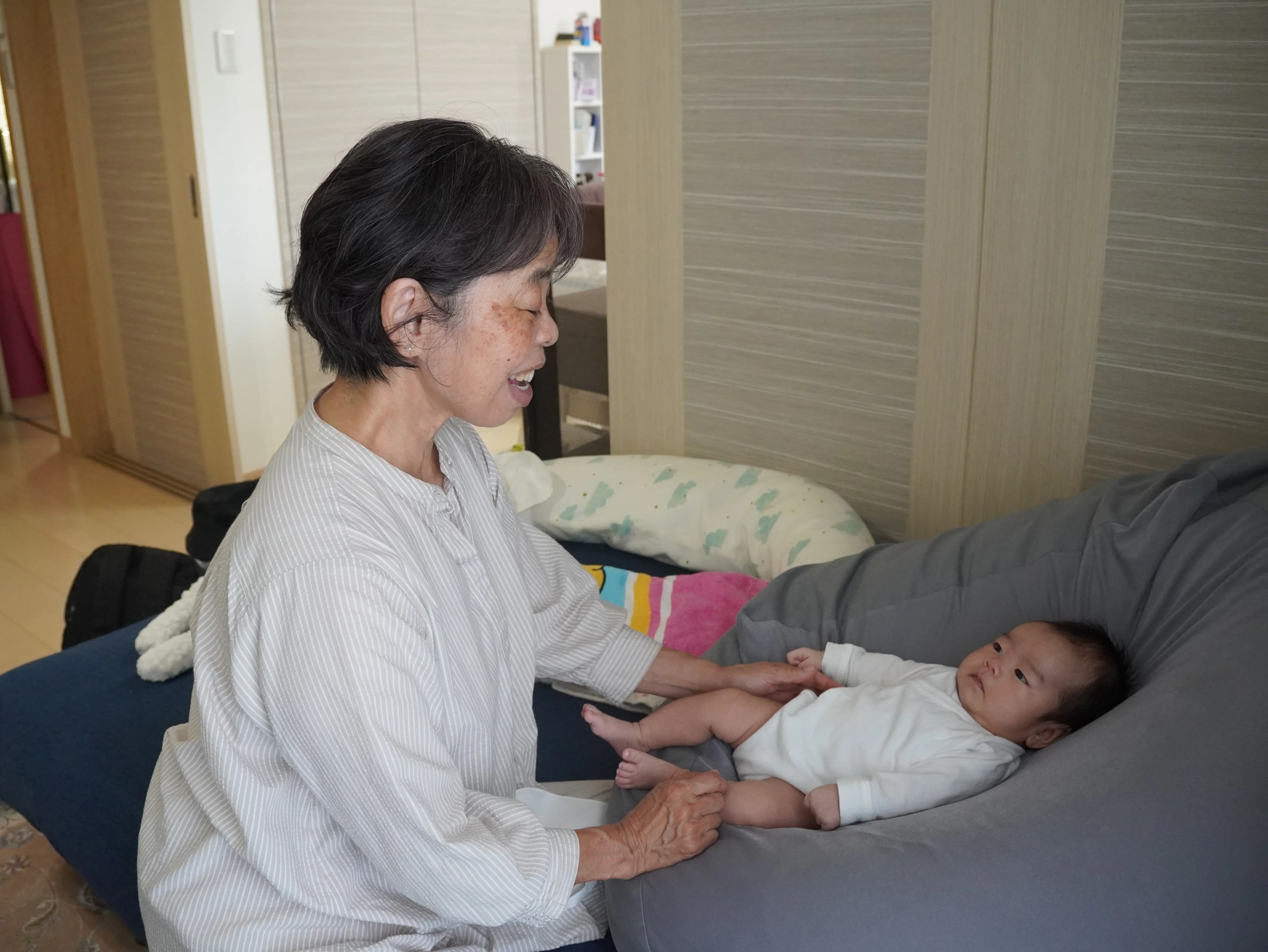 助産師が赤ちゃんをケアしている様子