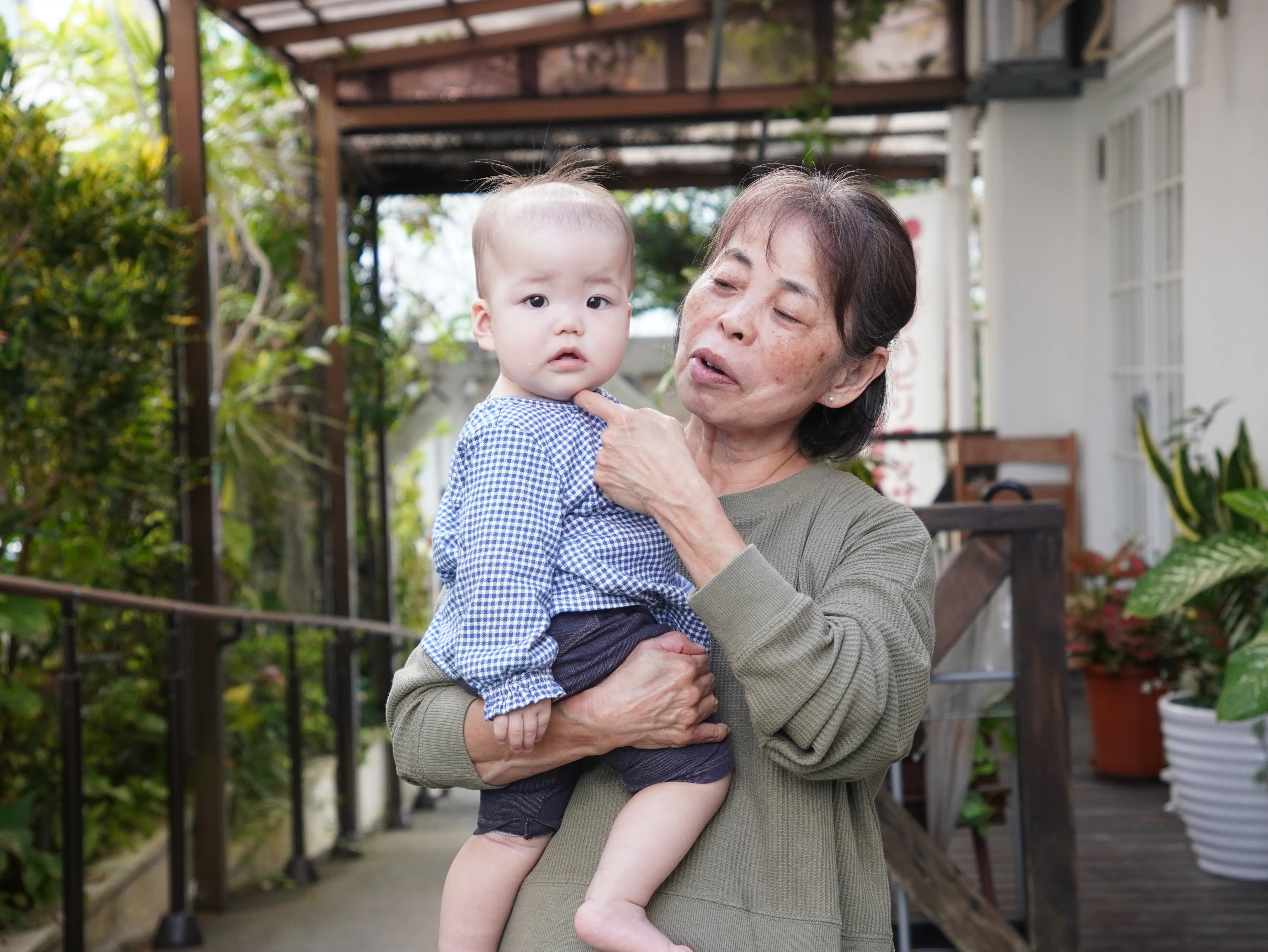 助産師が赤ちゃんを抱いている様子